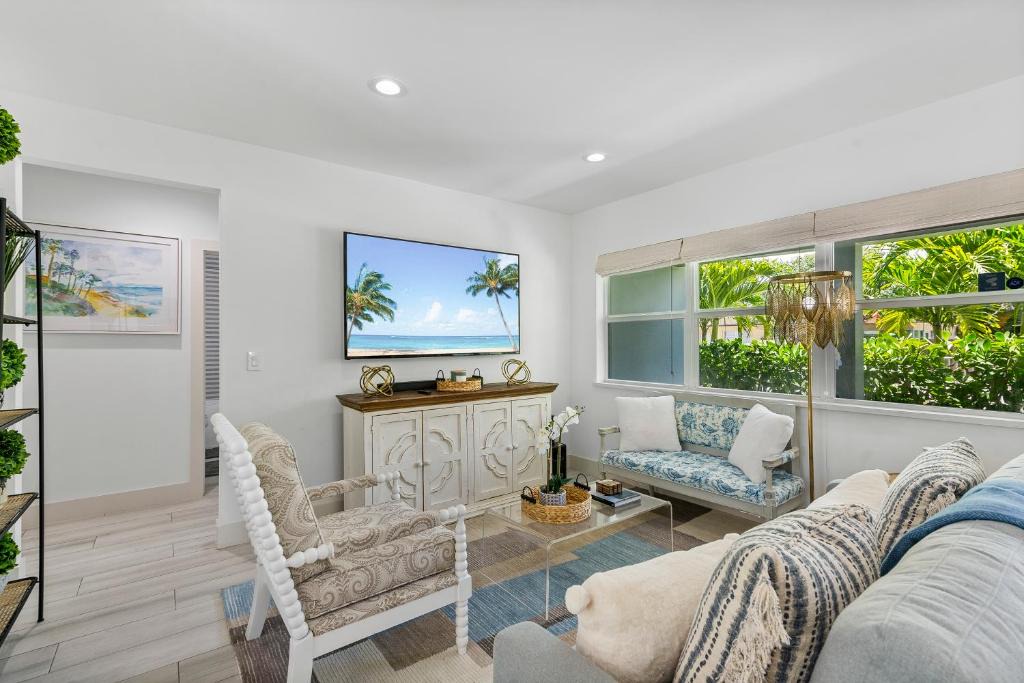 Old Northwood House | Modern Pool Escape Near Downtown WPB