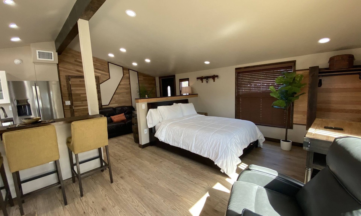 Cocoa House | Modern Ranch Studio With a Beautiful Round Porch