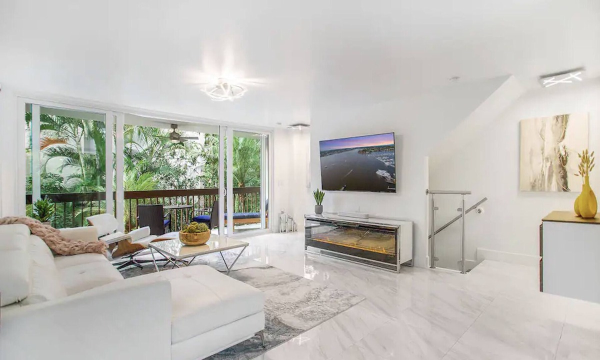 Old Naples House | Modern Townhome Downtown - Walk to Beach, 5th Ave, Marina, Tennis and Parks