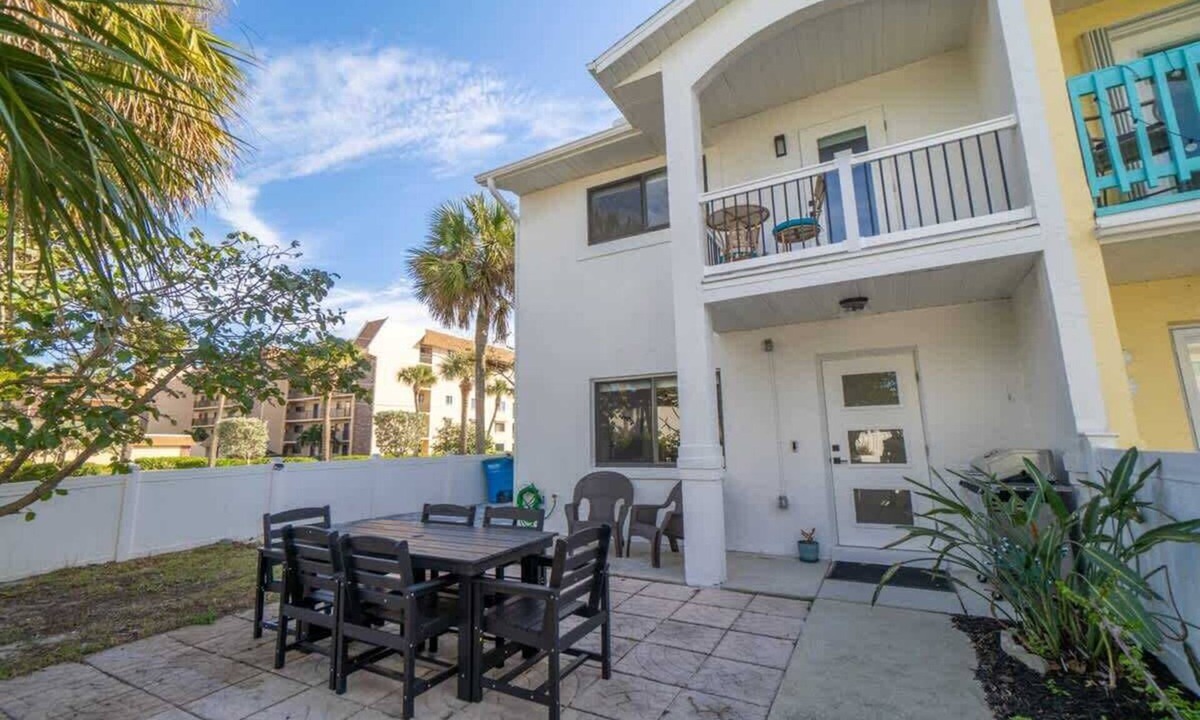 Chandler Park House | Modern Townhome I 3 Minute Walk the Beach I Patio/