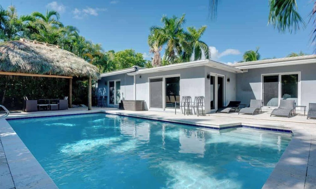 Poinsettia Heights House | Modern Villa w/Heated Pool+Outdoor Amenities+WFH