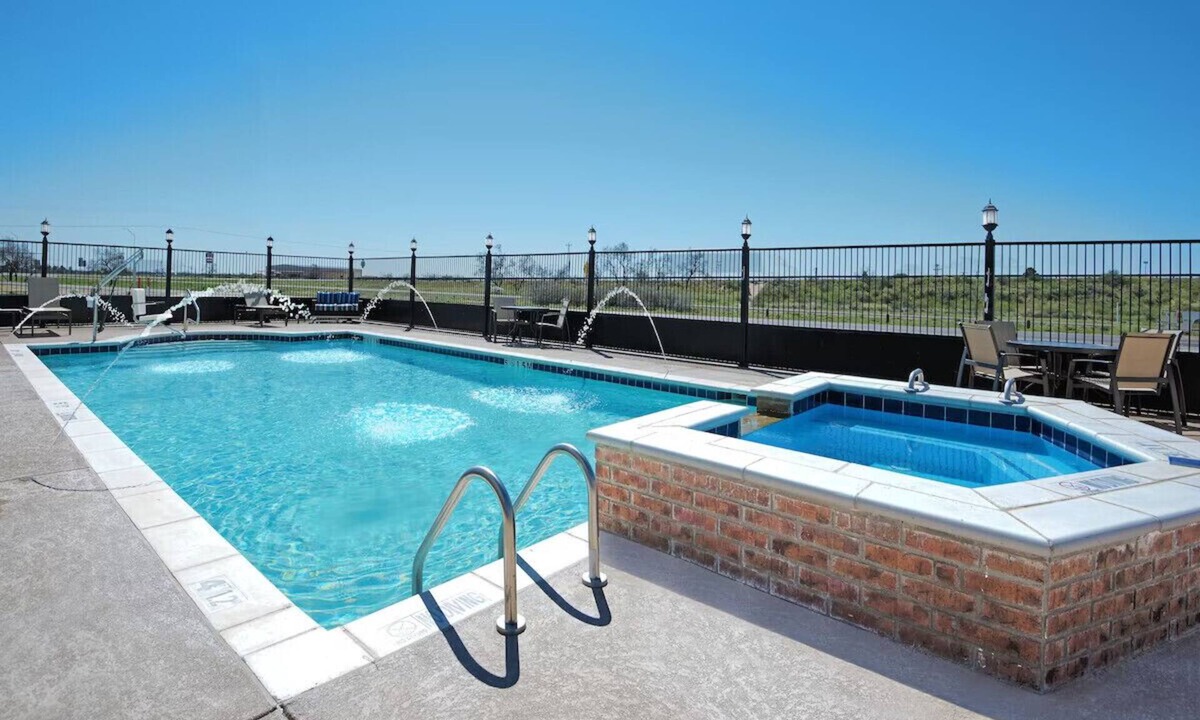 Monahans Hotel | Monahans 2QueenStudio breakfast, pool, gym