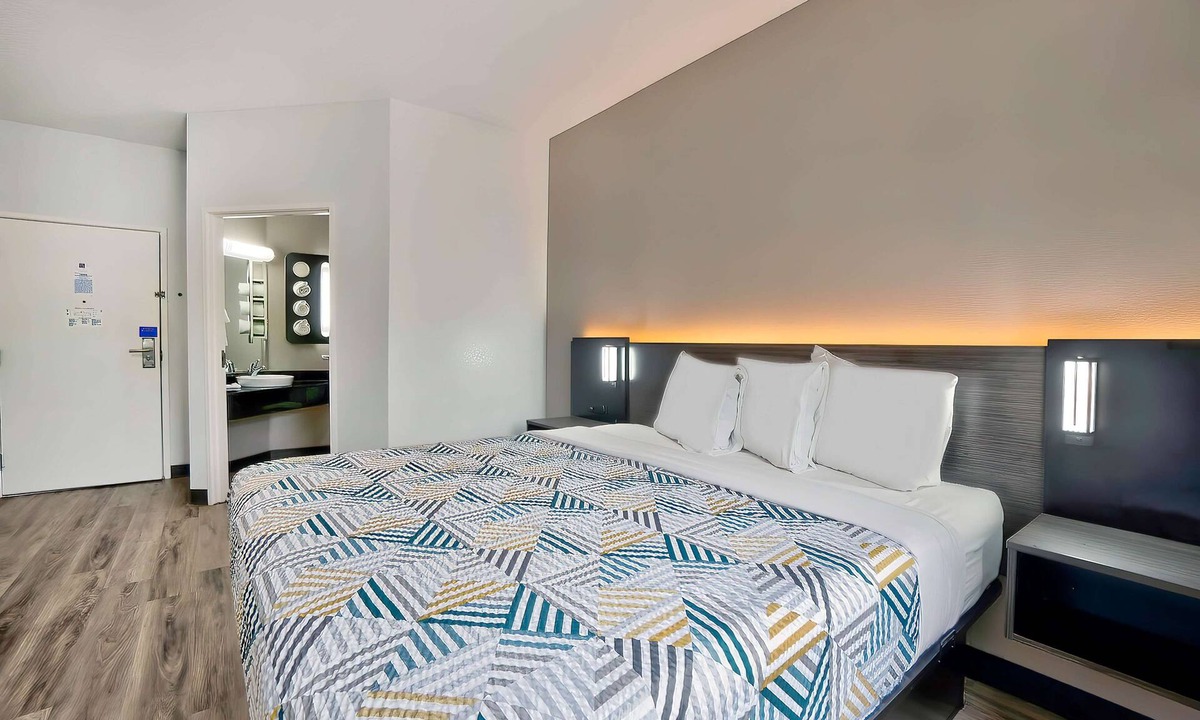 Benbrook Hotel | Motel 6 Benbrook, TX - Fort Worth