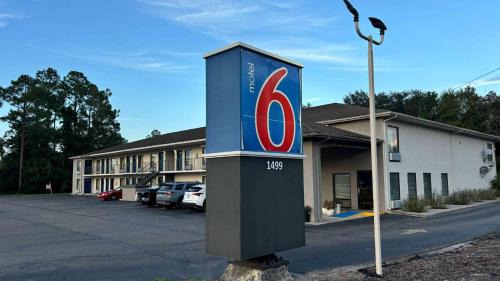 MacClenny Hotel | Motel 6-Macclenny, FL