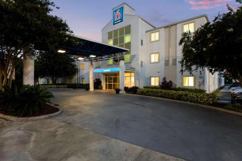 Florida Center Hotel | Motel 6-Orlando, FL - International Dr