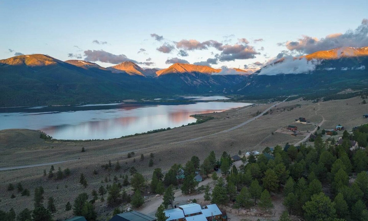 Twin Lakes Cabin | Mountain Cabin with Lake Access and BBQ