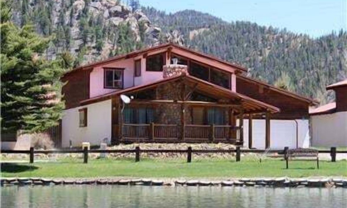 Red River House | "Mountain Spirit Riverside" Prime Riverfront Cabin, In Town,1 Block to Ski!