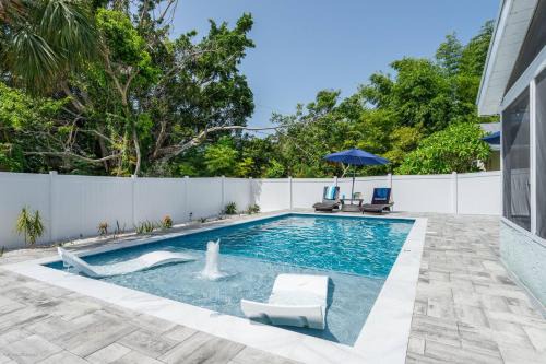 Vamo House | Mova Poolside Escape