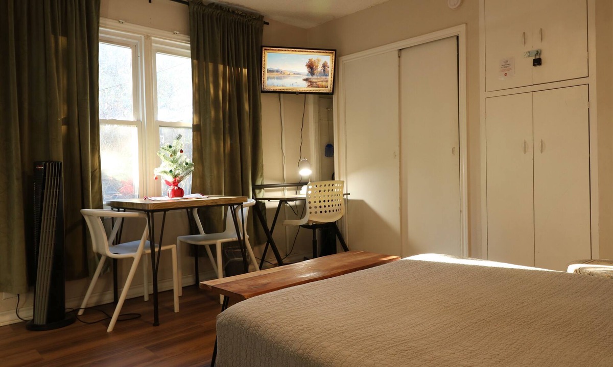 Midland House | Museum District Cottage - Private Guesthouse+Wi‑Fi by LCH