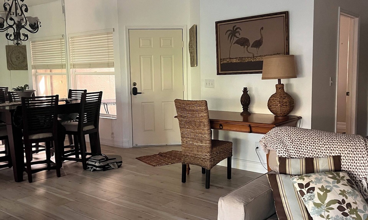 North Naples Condo | Naples Condo, 2 bed 2 bath 2mi to beach, hospitals, gated safe community
