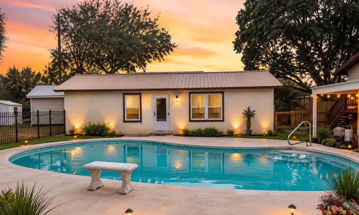 Navarre House | Navarre Poolside Retreat- Boat Friendly- 8 mins to Navarre Beach