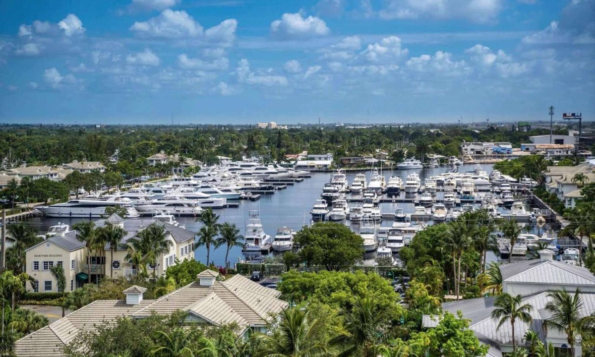 Fort Lauderdale Hotel | Near Airport with Free Shuttle & Pool Vibes