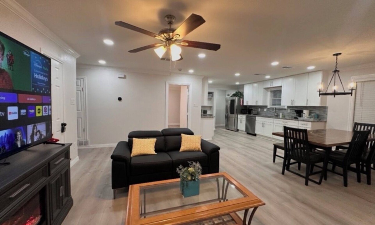 South Arlington House | Near AT&T MAJOR INTERNATIONAL SPORTING EVENT & Rangers Sleeps 8 Modern Home Big Yard