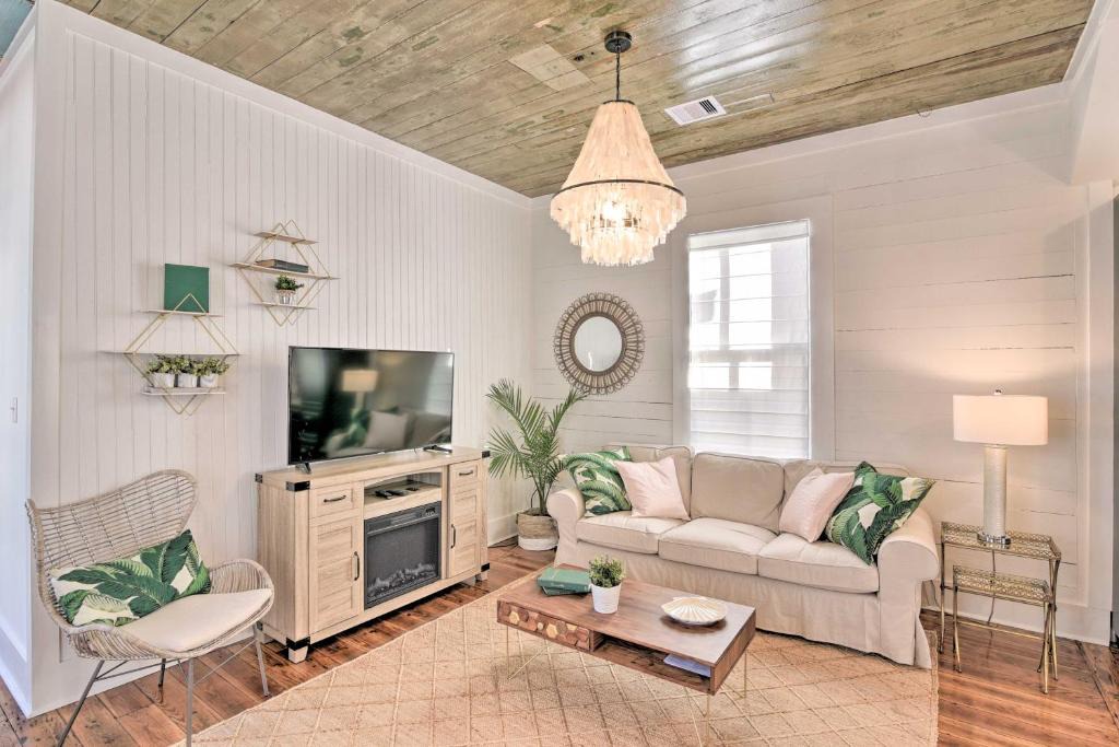 Galveston House | Near Beach & Strand: Bright Cottage in Galveston