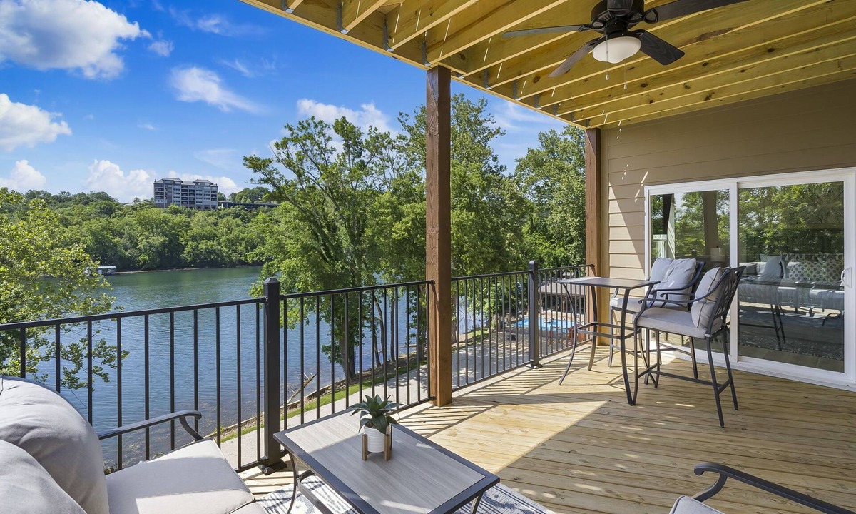 Branson Condo | Near Branson Landing: Panoramic Lake Taneycomo Views, Elevator, Community Pool & Free Tickets