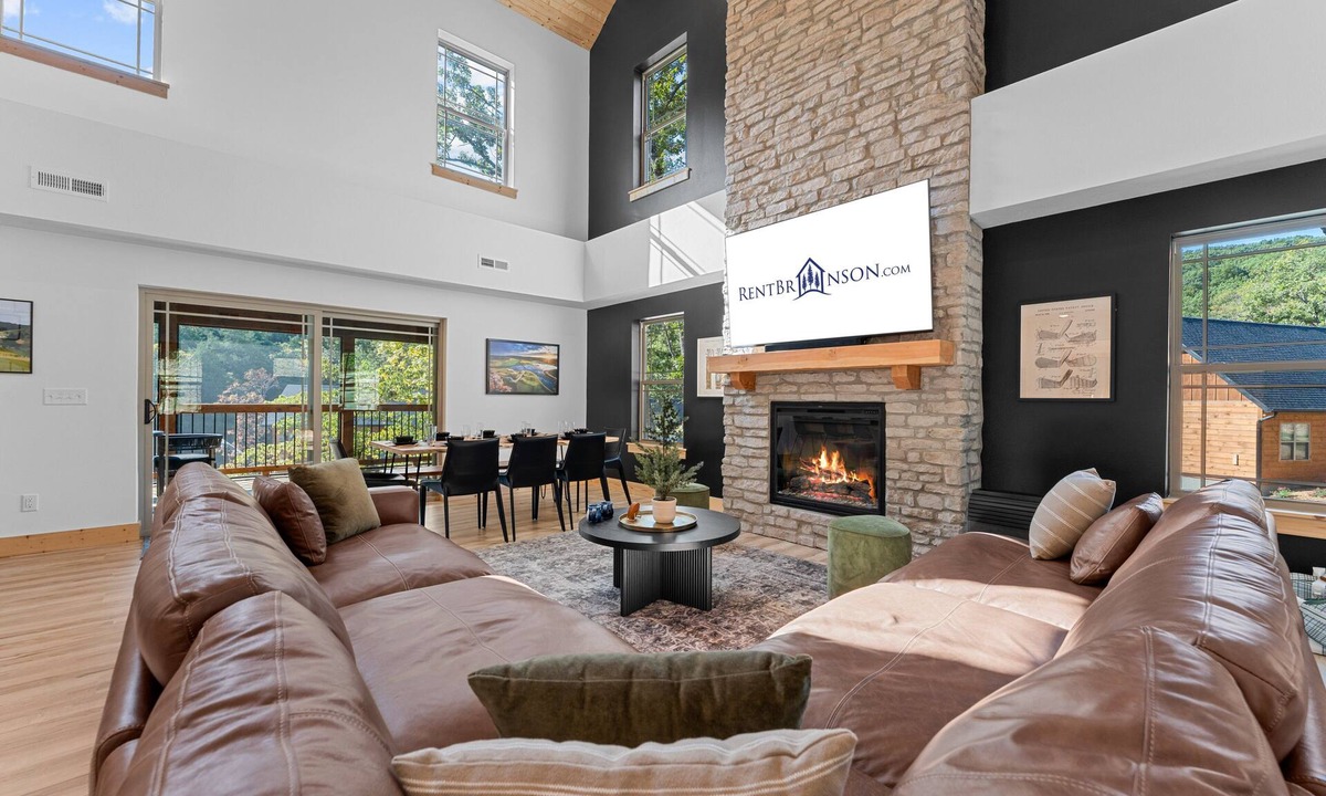 Hollister House | Near Table Rock: Private Hot Tub, Indoor & Outdoor Community Pools & Free Tickets