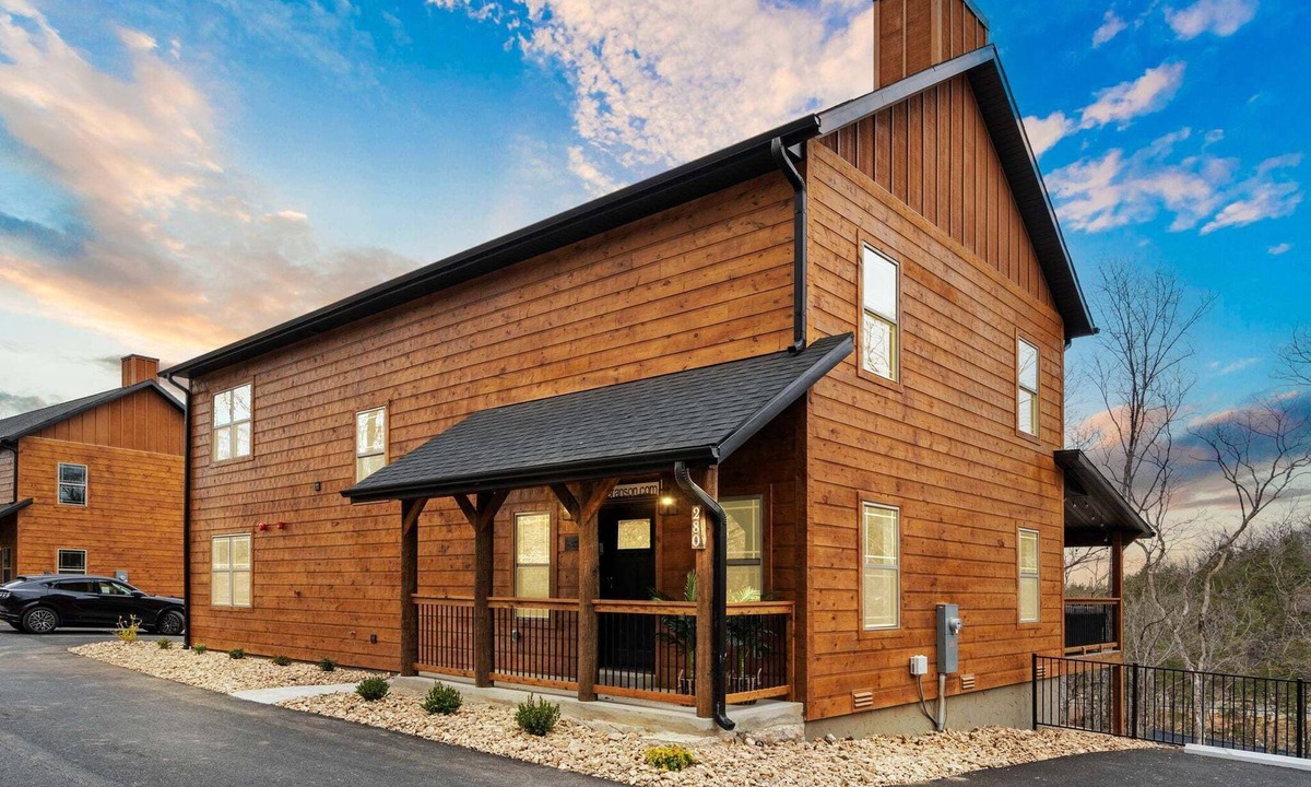 Hollister Cabin | Near Thunder Ridge with Free Attraction Tickets, Wood Fireplace & Community Indoor Pool