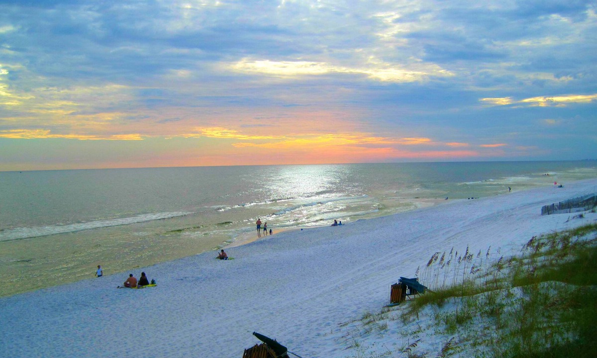 Santa Rosa Beach House | Nestled near beach-new updates-community pool-near shops, restaurants & cafes.