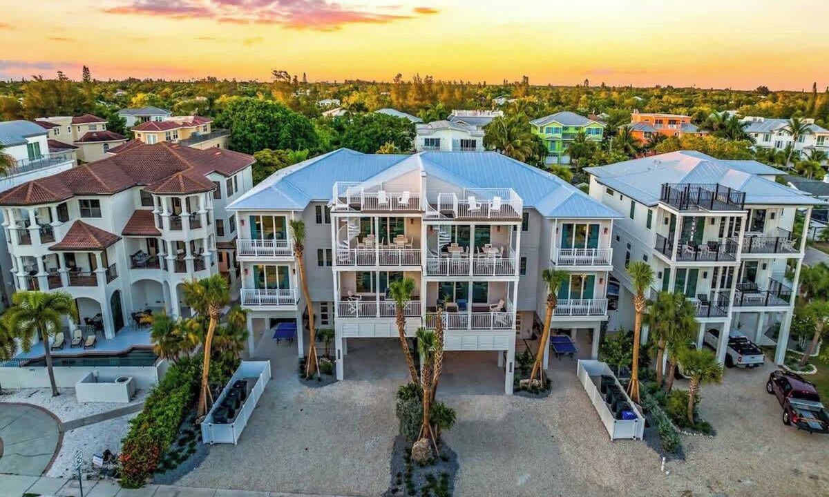 Siesta Key House | New-2 Homes–Pools–Slides–Mini Golf-Steps to Beach