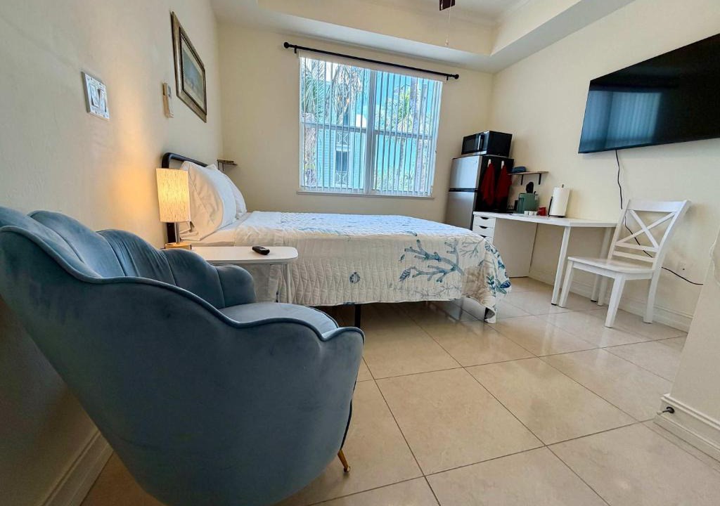 Bonita Shores Hotel | NEW Bright Gulf-Side Queen Studio in Bonita Springs