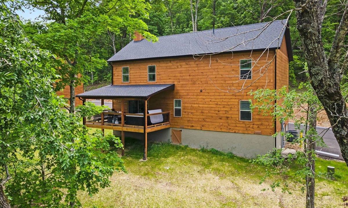 Hollister Cabin | New Cabin with Private Hot Tub, Free Daily Tickets & Indoor/Outdoor Community Pools