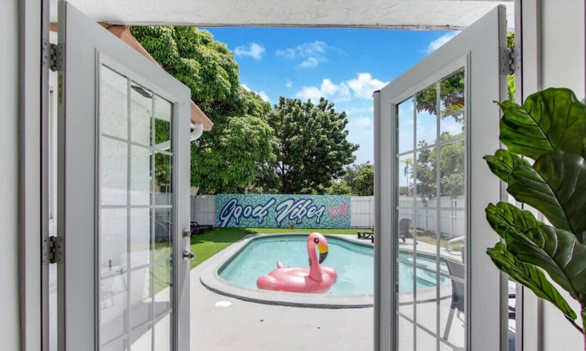 Hallandale Beach Villa | NEW! Casa Eva | 5 BR with pool | 10 mins to beach