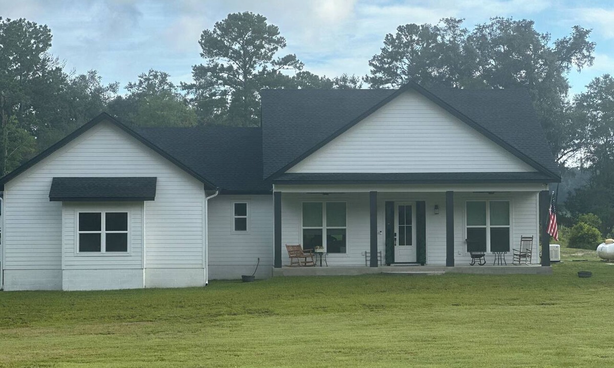 Wellborn House | New Construction 3-bedroom farmhouse in marvelous Wellborn, Florida with AC.