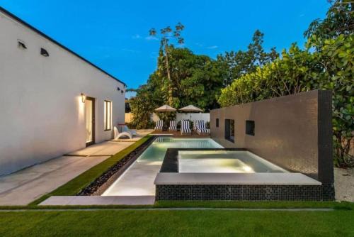 Golden Glades House | New Construction Villa Top Location Jacuzzi Bkb CT
