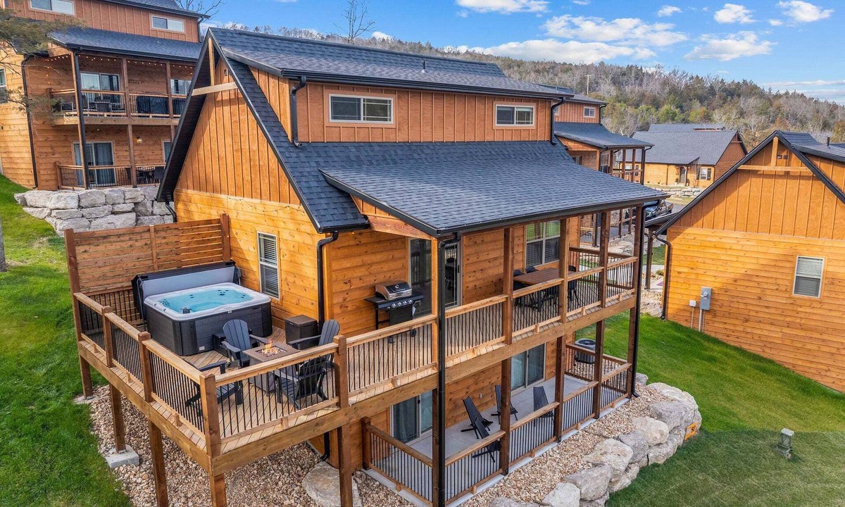 Branson House | New Cozy Lodge w Arcade Private Hot Tub Cmty In/Outdoor Pools & Much More Free Attraction Tickets