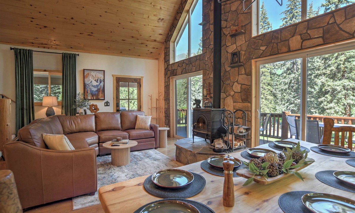 Bayfield House | New! Hillside Hideaway | Hot Tub | Mountain Views, 5 min to Lake
