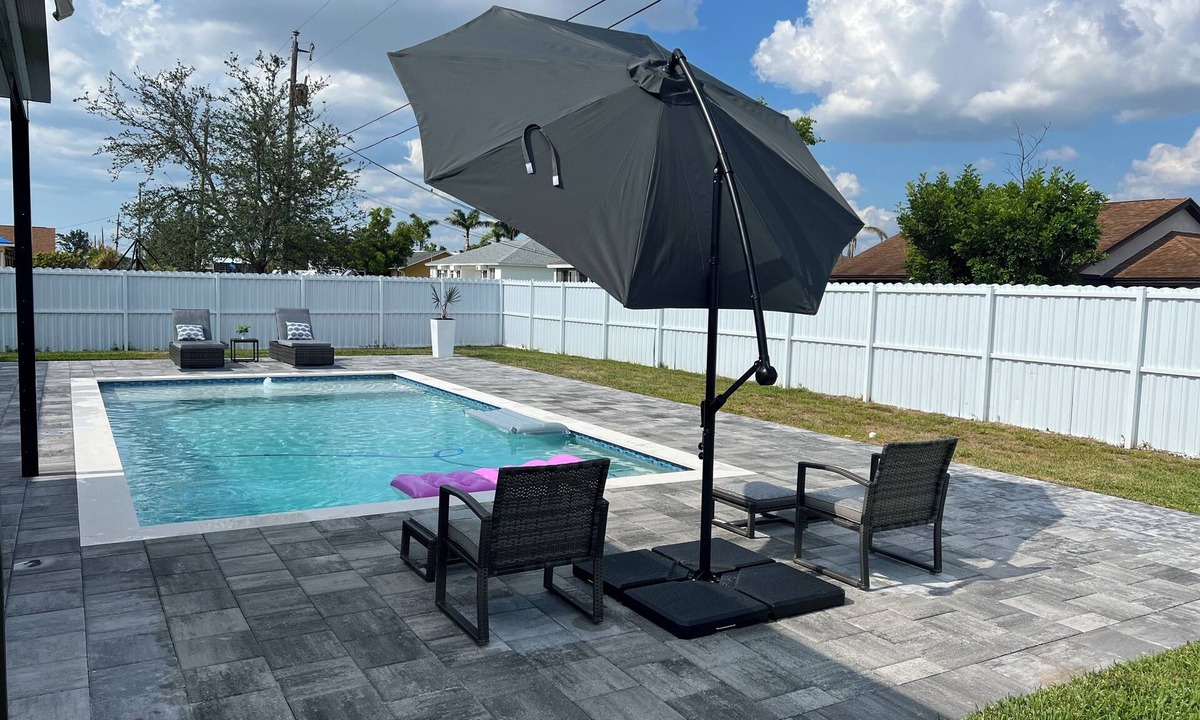 Trafalgar House | New house close to the beach! heated pool, warm place to share with the family