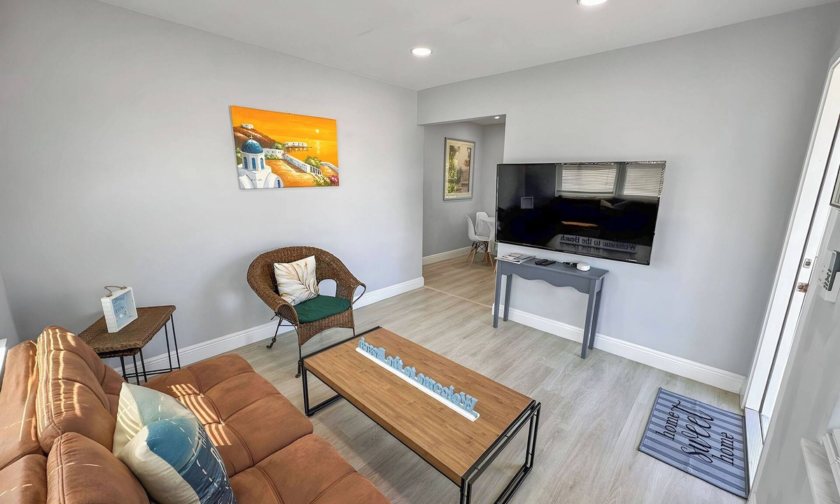 Palm Beach Shores Condo | New Listing -Steps-Ocean, Close to Dining, Fast Wi-Fi, Snorkel & Fishing
