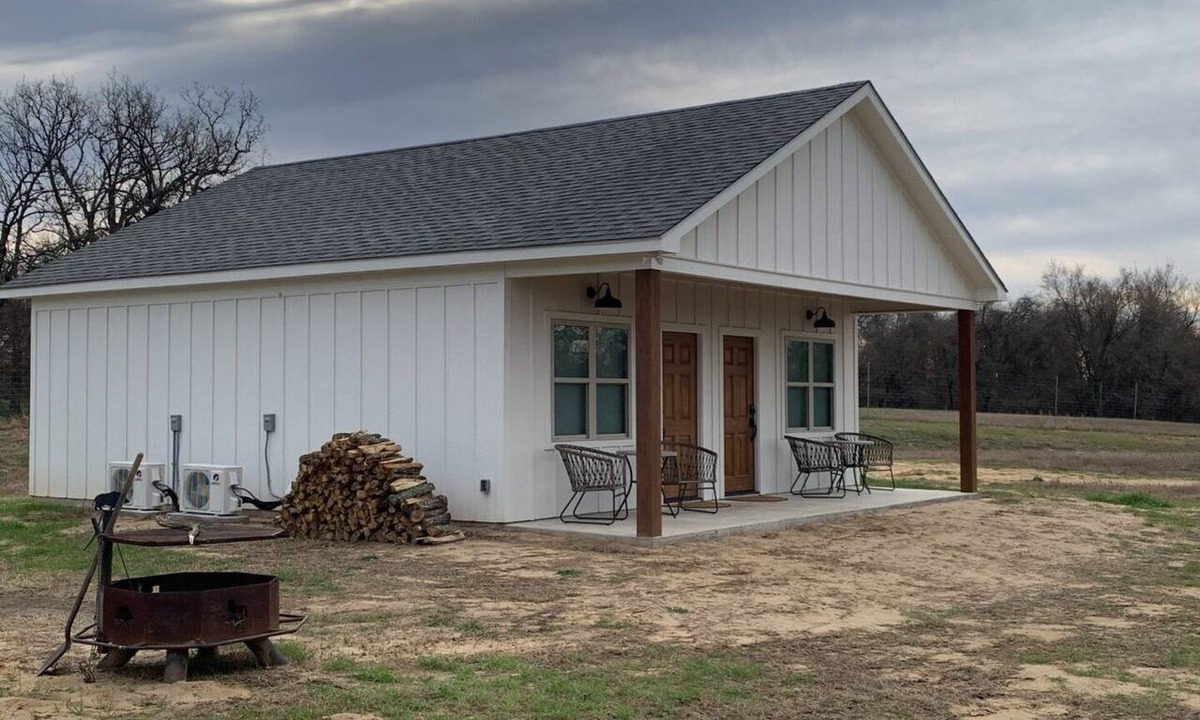 Palestine Cabin | NEW Luxury Lodge in Palestine, Texas > Near Polar Express 2 of 2