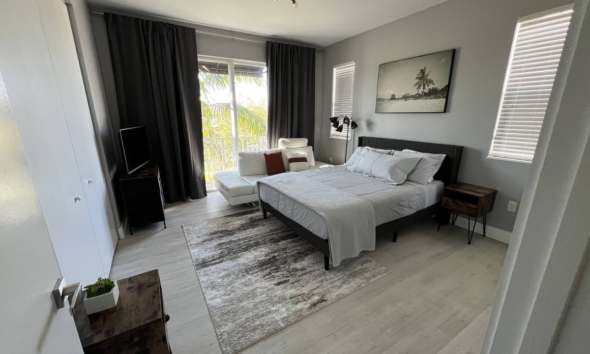 Oakland Park House | New Modern Townhome! 8 min to DT Las Olas & Beach!