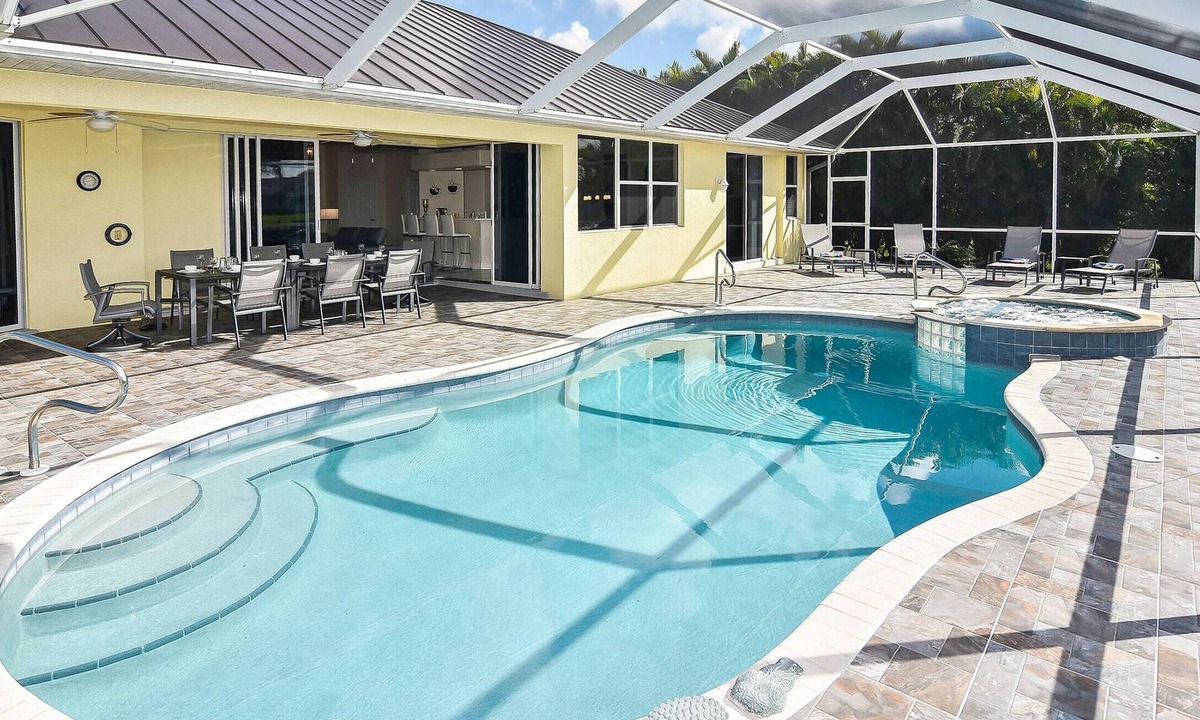 Cape Coral House | New Pool & Spa Great Views Wide SaltwaterCanal Kids-Friendly 3King+Guest Queen
