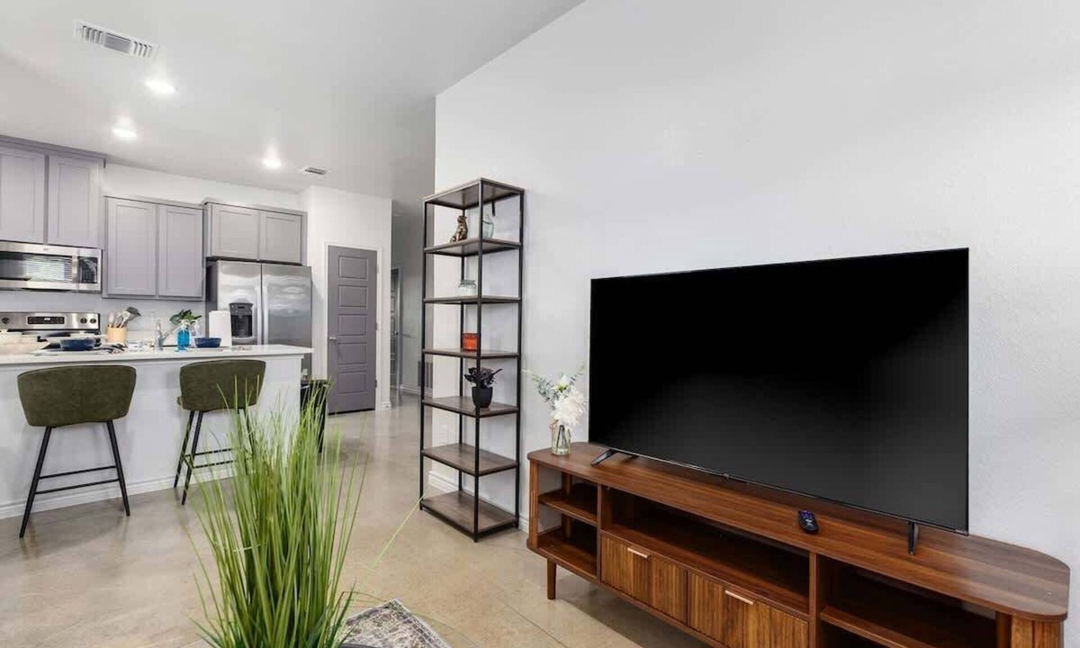 Temple Condo | NEW Temple Home | 6 Bds | 2 BA | PowerPlant | VA Hospital | 1 Story Wi-fi + Park