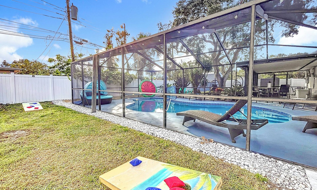 Seminole House | NEW - Tropical 3BR Pool Home w/Fire Pit & Putting Green minutes to Gulf Beaches
