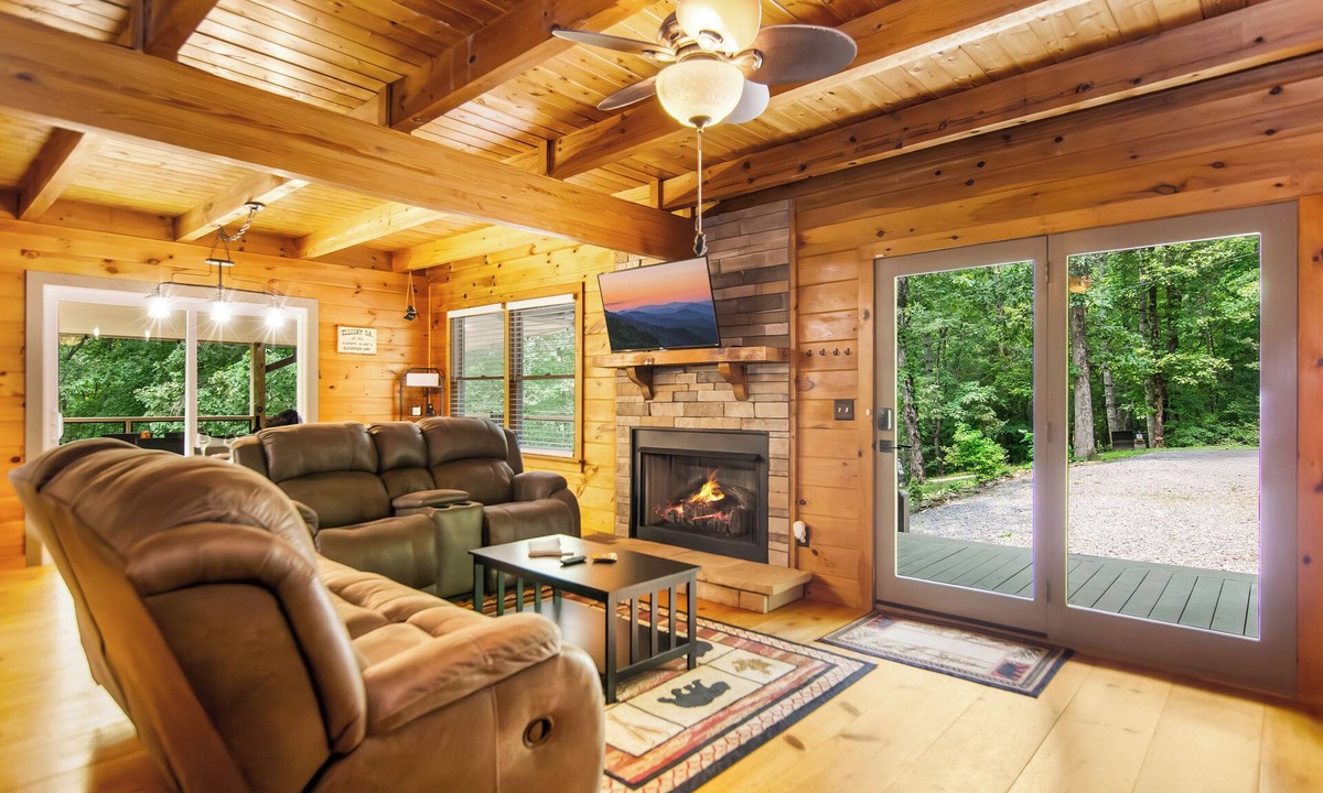Ellijay Cabin | No Neighbors-Peaceful Escape + Fireside Vibes w/games & vineyards and orchards