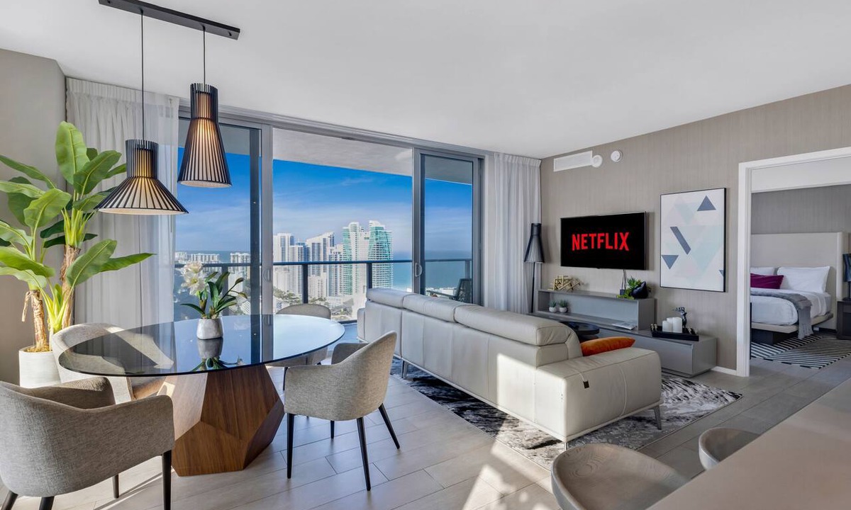 Hollywood South Central Beach Condo | NO RESORT & PARKING FEE, CHECK DETAILS, A World of Beauty: Stylish Apartment