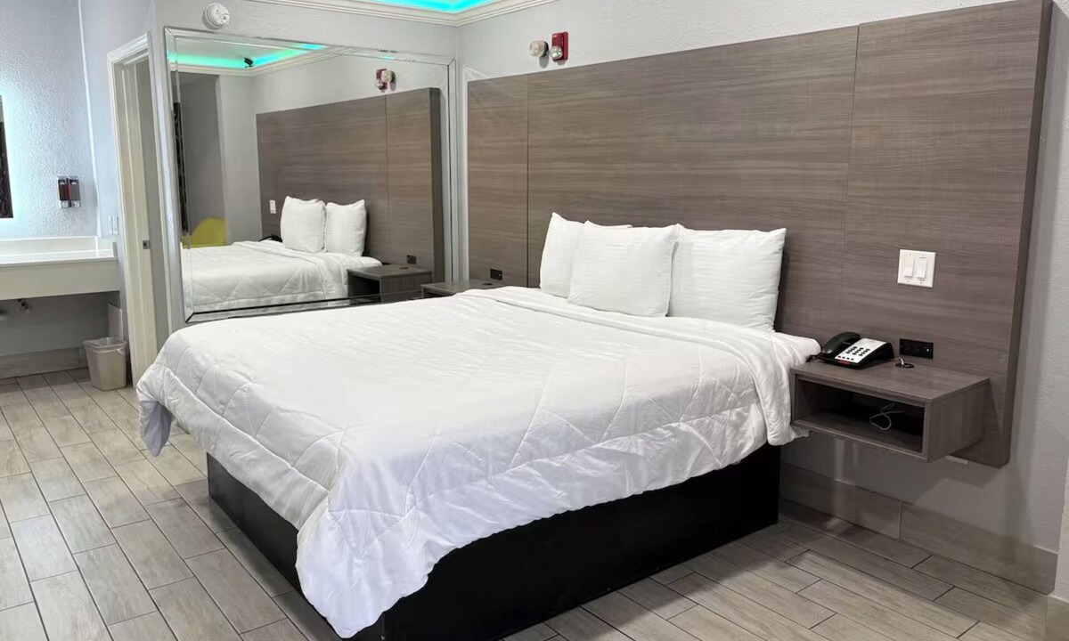 Houston Hotel | Northwest Corridor Stay w/Parking | Mall Shopping, Race Park, Dining Nearby