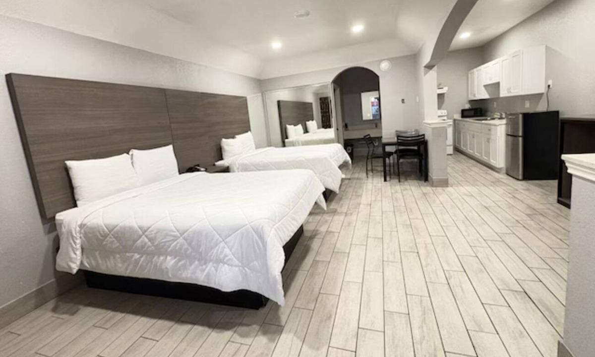 Houston Hotel | Northwest Houston Comfort | Shopping Access, Race Park & Local Dining Nearby