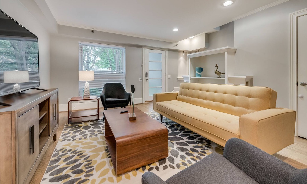 Oak Lawn Apartment | Oaklawn Townhouse - Walk to Shops and Restaurants