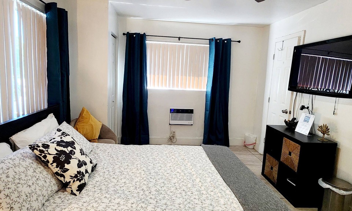 Royal Poinciana Apartment | Oasis and Hollywood - Unit 9 sleeps 2
