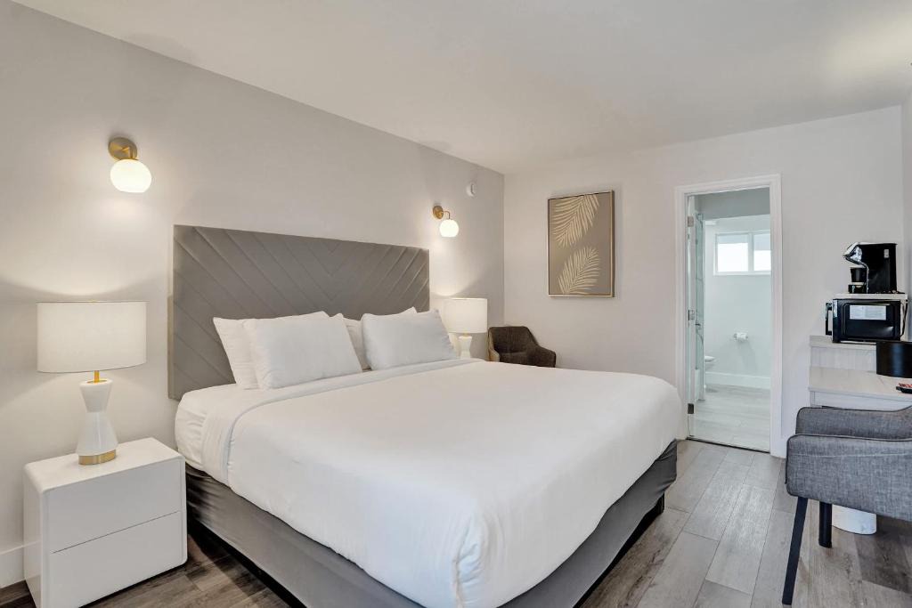 Galt Mile Hotel | Ocean Blvd King Suite in Fort Lauderdale