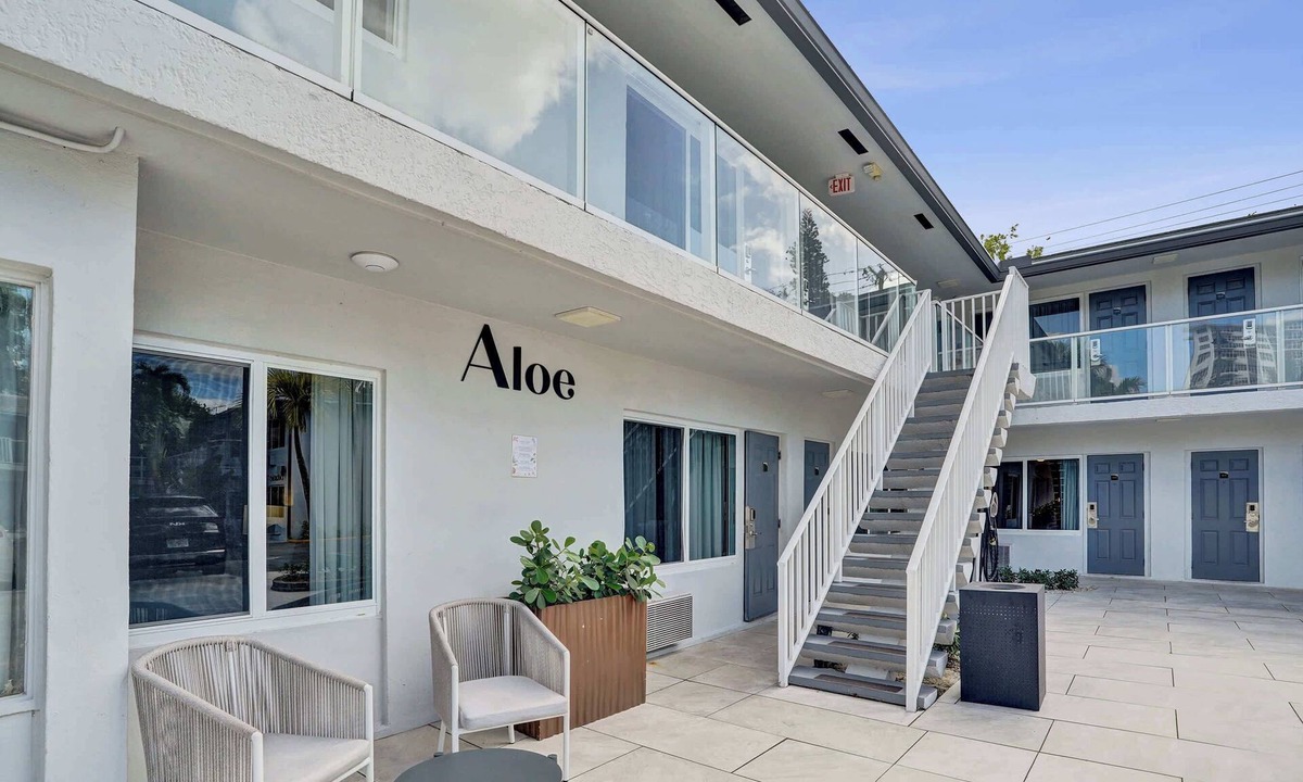 Galt Mile Apartment | Ocean Blvd King Suite at Botanica