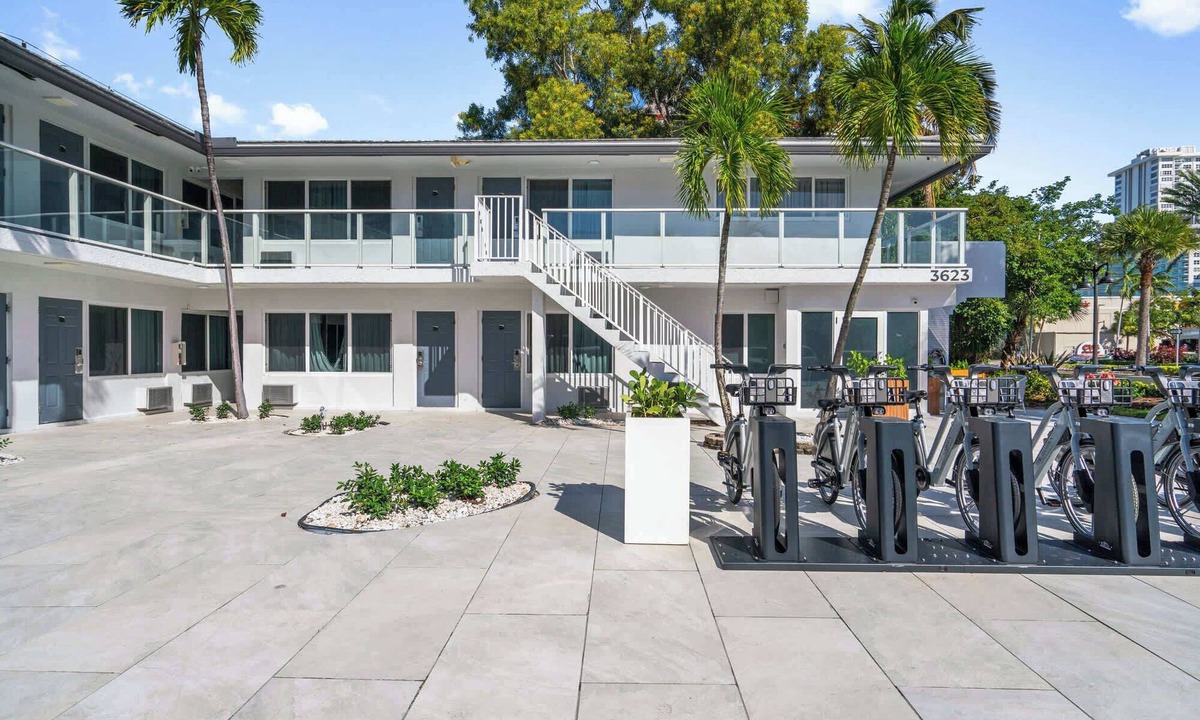 Galt Mile Apartment | Ocean Blvd King Comfort Suite | The Botanica