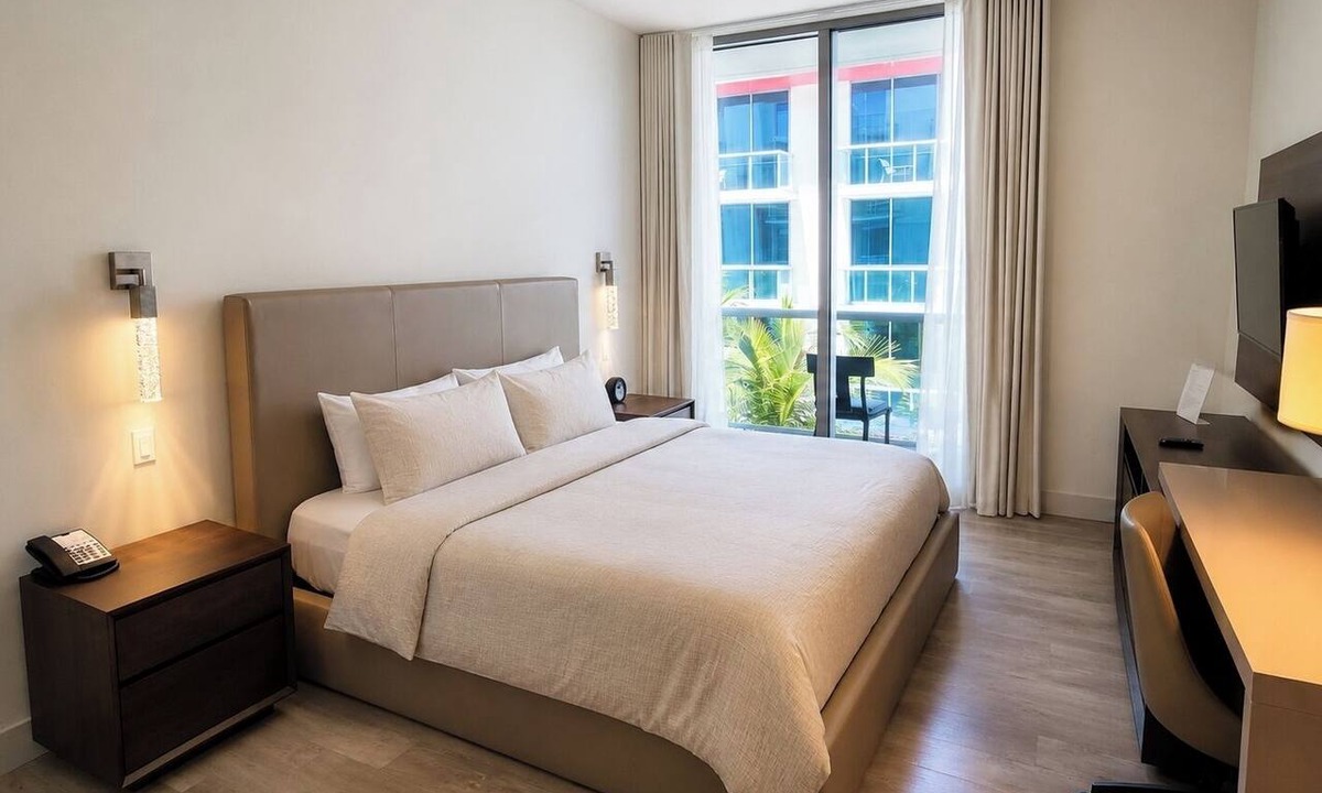 Hollywood Condo | Ocean Breeze Studio · Private Balcony · Rooftop Pool
