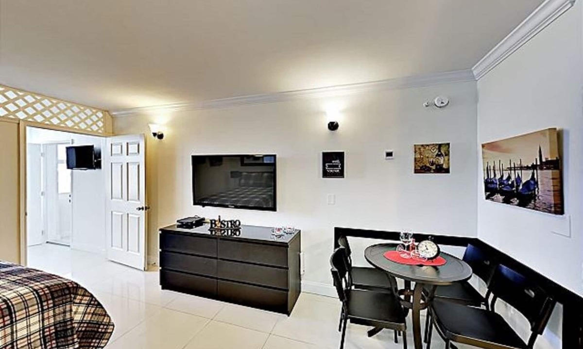 Galt Mile Resort | Ocean Manor Beach Resort City View Studio 2 Queen Beds -Private Area- No Balcony