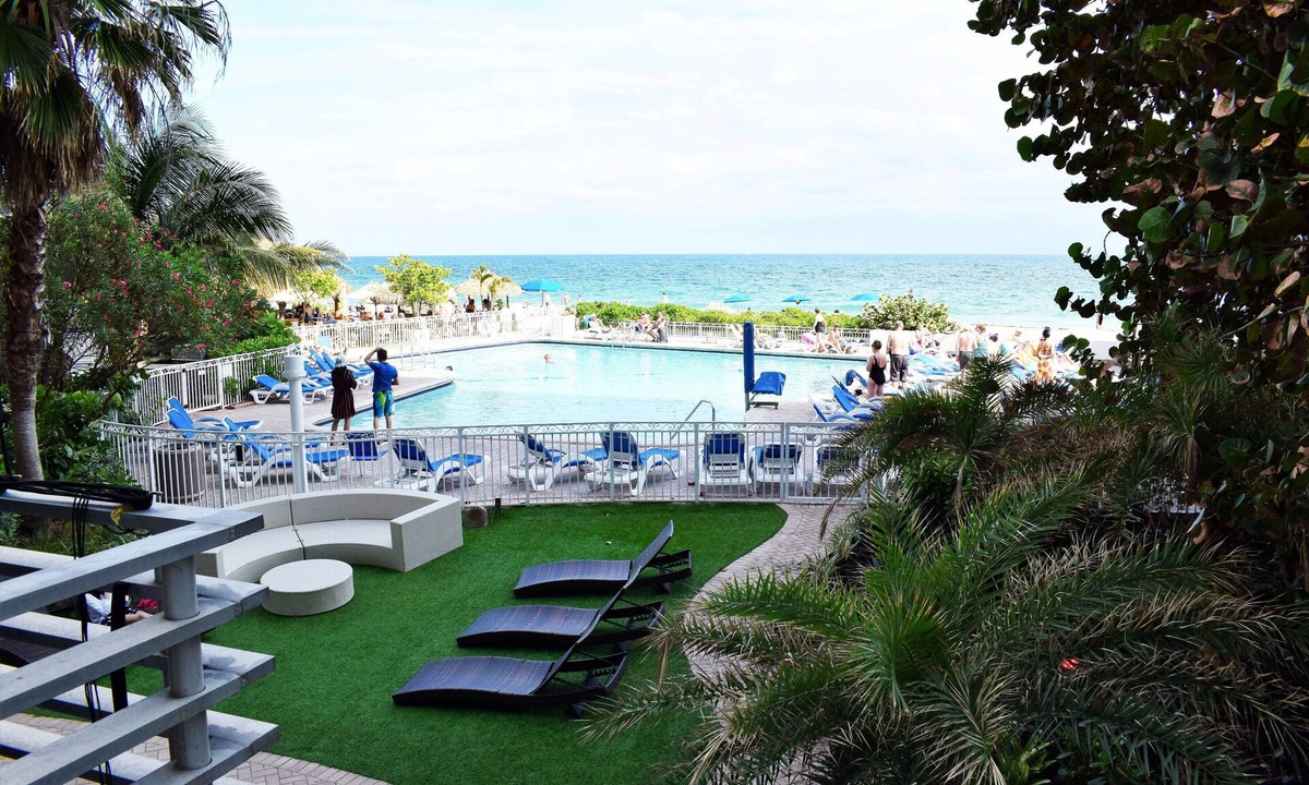 Galt Mile Resort | Ocean Manor Beachfront Resort – 2BR w/Master En-Suite