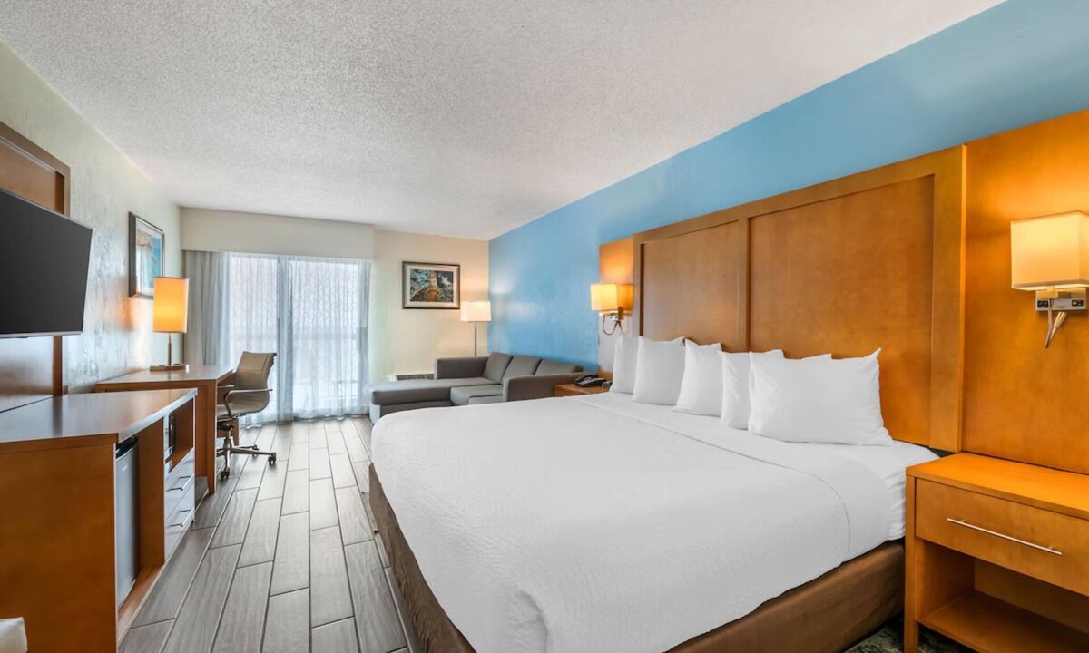 Seabreeze Park Hotel | Ocean View Comfort with Pool and Parking Near Daytona Bandshell | 3 Units